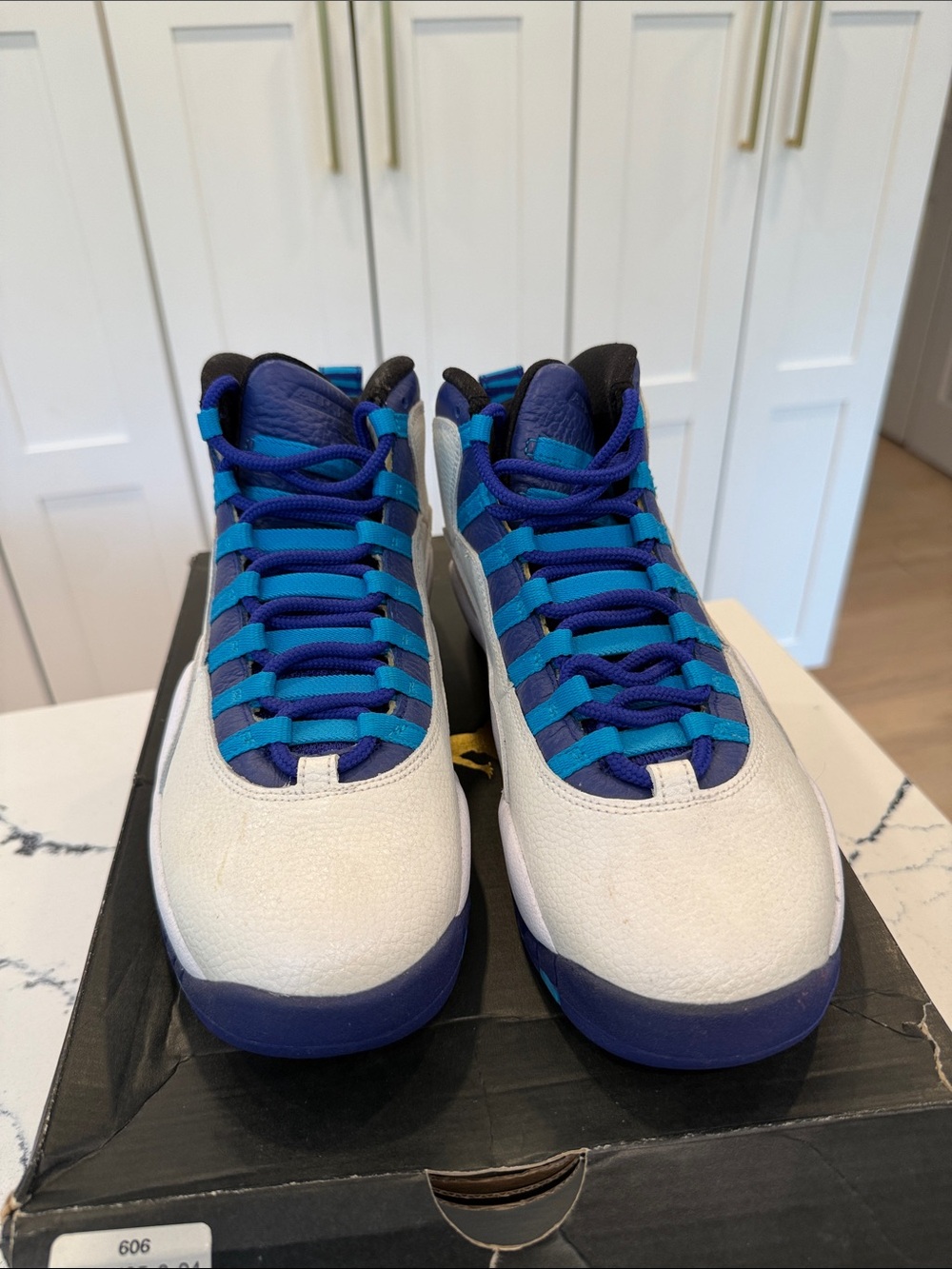 Men’s Charlotte Air Jordan Retro 10 in White/Concord-Blue Lagoon-Black. - Picture 3 of 6